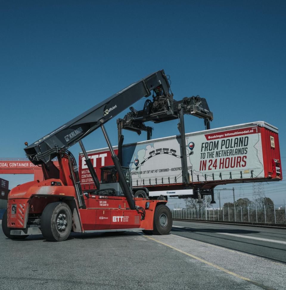 Reach stacker operator
