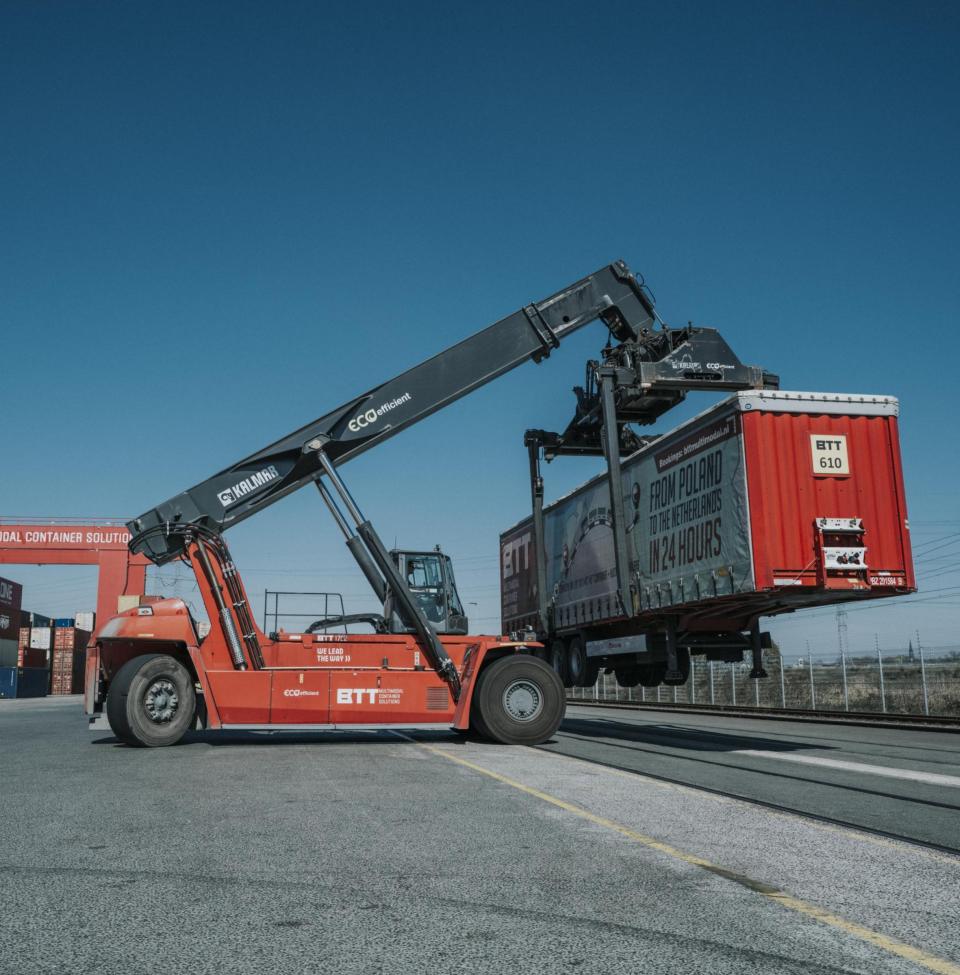 Reach stacker operator