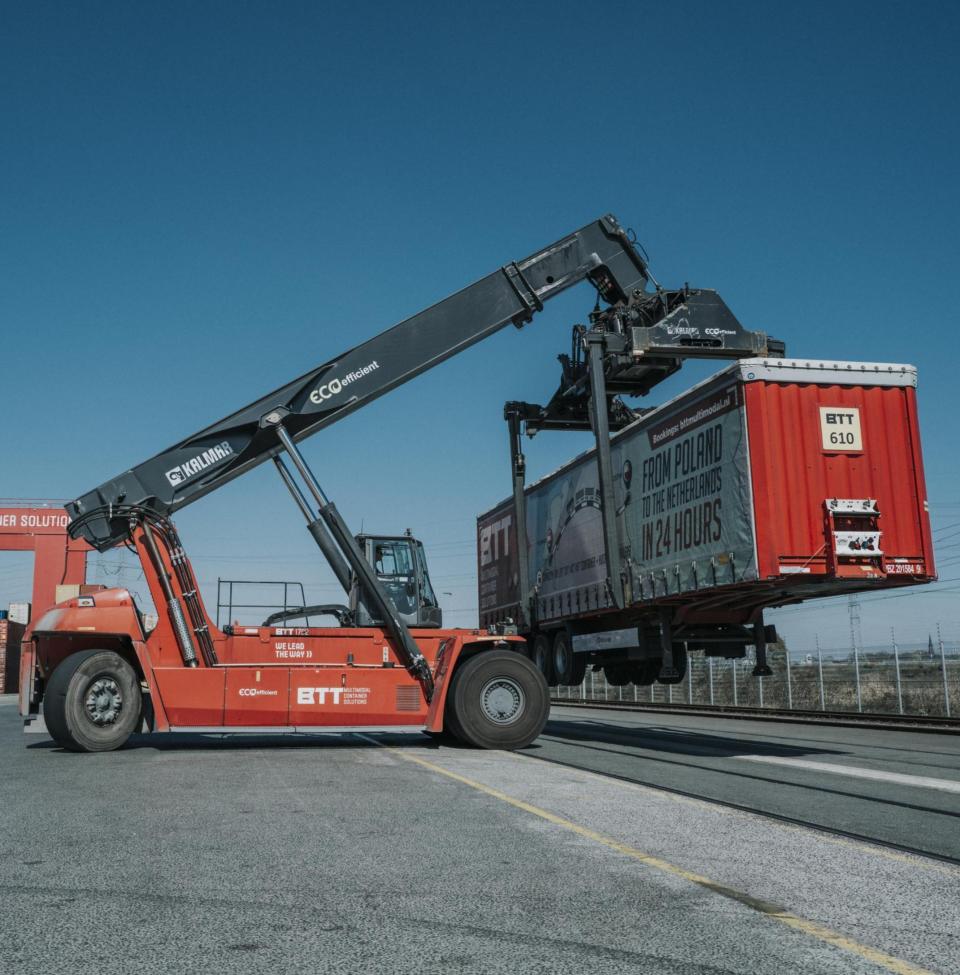 Reach stacker operator, weekend